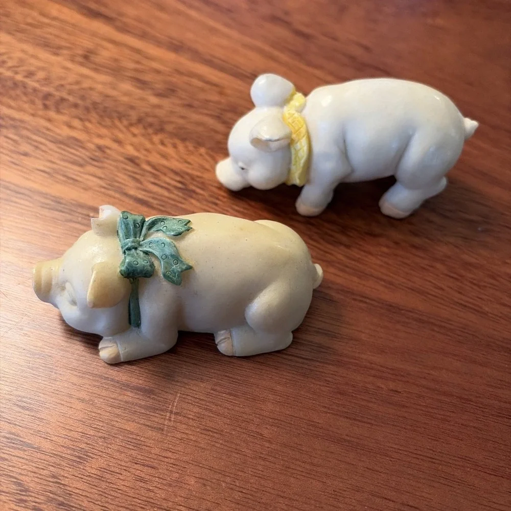 Vintage Resin Pig/Piggy/Piggies Figurines Adorable Set of 2 Blue Ribbon Yellow‎